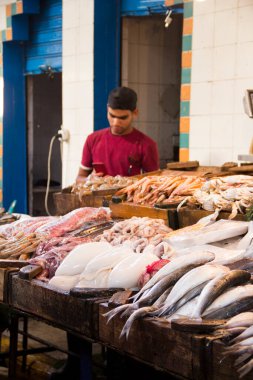 CAIRO, EGYPT - 29 Aralık 2021: Kahire, Mısır 'daki Central Fish Market' te satıcı