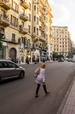 CAIRO, EGYPT - 29 ARALIK 2021: Kahire, Mısır 'da şehir merkezi Kahire' de işlek bir caddenin görüntüsü