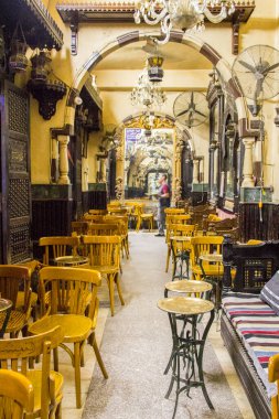 CAIRO, EGYPT - 29 Aralık 2021: Kahire, Mısır 'daki Khan El Khalili pazarındaki ünlü Al Fishawy Kafe' nin İçi