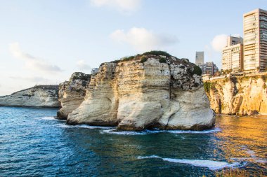Beyrut, Lübnan 'ın merkezindeki güvercin kayalarının güzel manzarası.