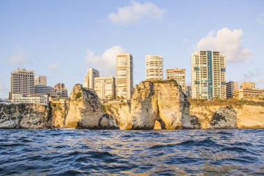 Beyrut, Lübnan 'ın merkezindeki güvercin kayalarının güzel manzarası.