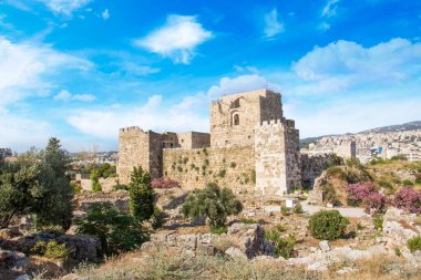Byblos 'taki Haçlı Kalesi' nin güzel manzarası (Jubayl veya Jebeil olarak da bilinir), Lübnan