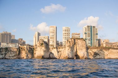 Beyrut, Lübnan 'ın merkezindeki güvercin kayalarının güzel manzarası.
