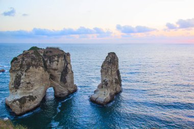 Beyrut, Lübnan 'ın merkezindeki güvercin kayalarının güzel manzarası.