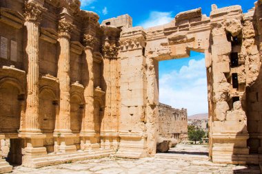 Lübnan 'ın Baalbek kentindeki Baküs Tapınağı' nın güzel manzarası.