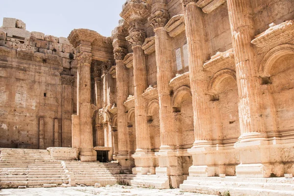 Lübnan 'ın Baalbek kentindeki Baküs Tapınağı' nın güzel manzarası.