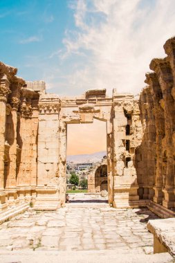 Lübnan 'ın Baalbek kentindeki Baküs Tapınağı' nın güzel manzarası.