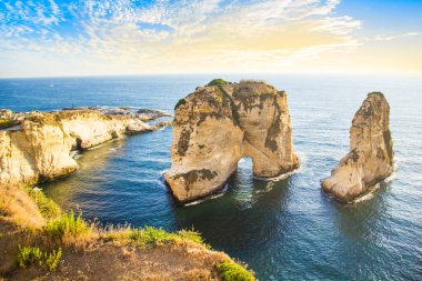 Beyrut, Lübnan 'ın merkezindeki güvercin kayalarının güzel manzarası.