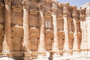 Lübnan 'ın Baalbek kentindeki Baküs Tapınağı' nın güzel manzarası.