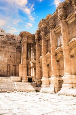 Lübnan 'ın Baalbek kentindeki Baküs Tapınağı' nın güzel manzarası.