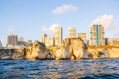 Beyrut, Lübnan 'ın merkezindeki güvercin kayalarının güzel manzarası.