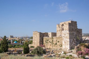 Byblos 'taki Haçlı Kalesi' nin güzel manzarası (Jubayl veya Jebeil olarak da bilinir), Lübnan