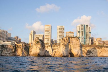 Beyrut, Lübnan 'ın merkezindeki güvercin kayalarının güzel manzarası.