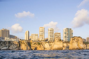 Beyrut, Lübnan 'ın merkezindeki güvercin kayalarının güzel manzarası.