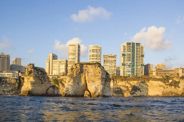 Beyrut, Lübnan 'ın merkezindeki güvercin kayalarının güzel manzarası.