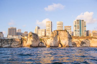 Beyrut, Lübnan 'ın merkezindeki güvercin kayalarının güzel manzarası.