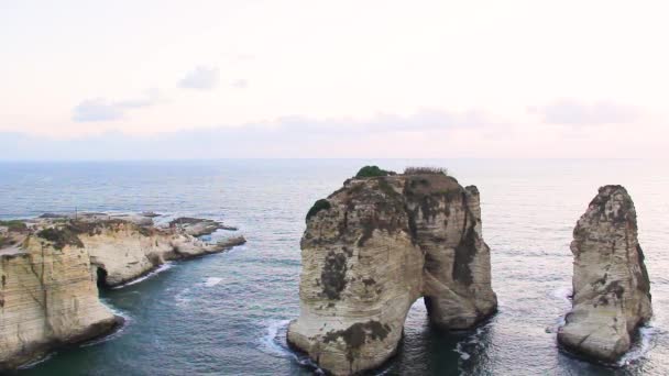 Beyrut Lübnan Merkezindeki Güvercin Kayalarının Güzel Manzarası — Stok video