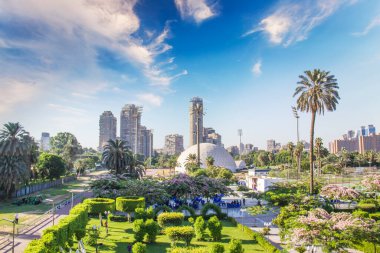 Mısır 'ın Kahire kentindeki Zamalek Adası' nın rıhtımındaki binaların güzel manzarası