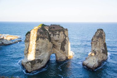 Beyrut, Lübnan 'ın merkezindeki güvercin kayalarının güzel manzarası.