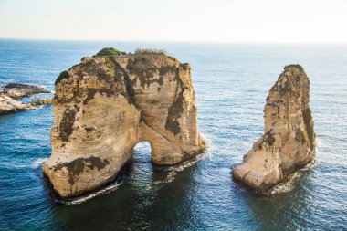 Beyrut, Lübnan 'ın merkezindeki güvercin kayalarının güzel manzarası.