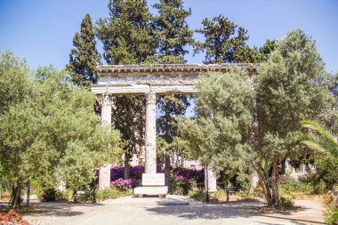 Lübnan, Beyrut Ulusal Müzesi 'nin karşısındaki Roma sütunları ve linteli