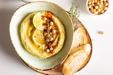 Baharatlı ve limonlu klasik humus.