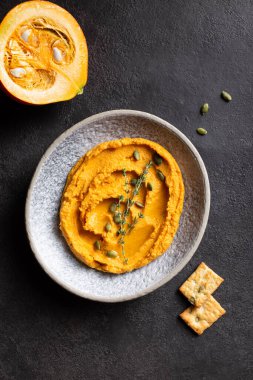 Yeşillerle süslenmiş balkabağı humusu ve kızarmış ekmek.