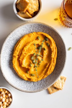 Balkabağı humuslu kase, sebze ve baharatla süslenmiş lezzetli aperatif.