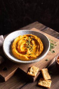 Balkabağı humuslu kase, sebze ve baharatla süslenmiş lezzetli aperatif.