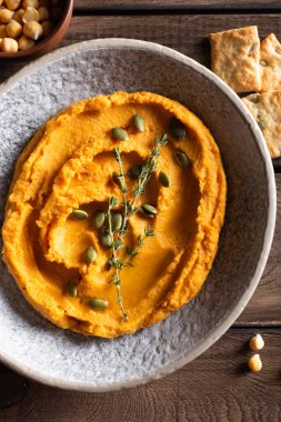 Balkabağı humuslu kase, sebze ve baharatla süslenmiş lezzetli aperatif.