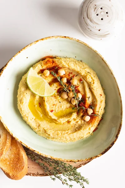 Baharatlı ve limonlu klasik humus.