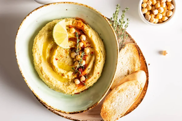 Baharatlı ve limonlu klasik humus.