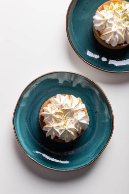 Tabakta kremalı limonlu turta.