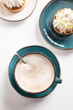 Kahvaltı için büyük bir fincan kahve kapuçino.