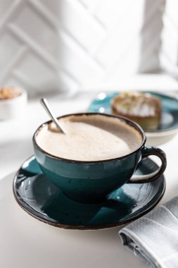 Kahvaltı için büyük bir fincan kahve kapuçino.