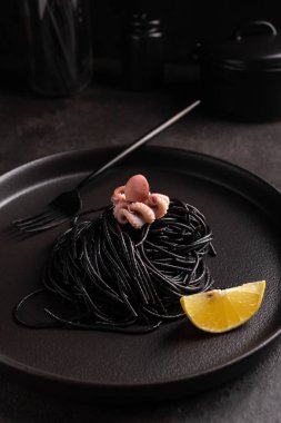 Haşlanmış ahtapotlu mürekkep balıklı siyah spagetti.