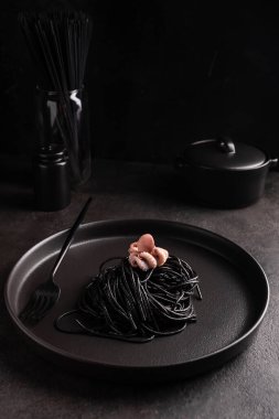 Haşlanmış ahtapotlu mürekkep balıklı siyah spagetti.