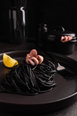Haşlanmış ahtapotlu mürekkep balıklı siyah spagetti.