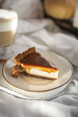 Kahvaltıda karamel soslu cheescake ve kahve.