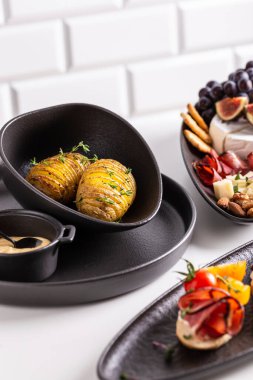 Kızarmış patates, peynirli jambon ve meyveli bruschetta.