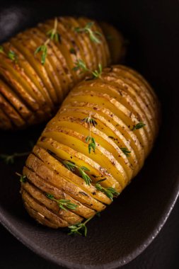 Kekik, biber ve soslu ızgara patates.