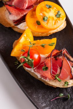 Akşam yemeği için domatesli jambon.