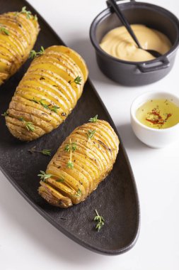 Kekik, biber ve soslu ızgara patates.