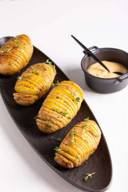 Kekik, biber ve soslu ızgara patates.