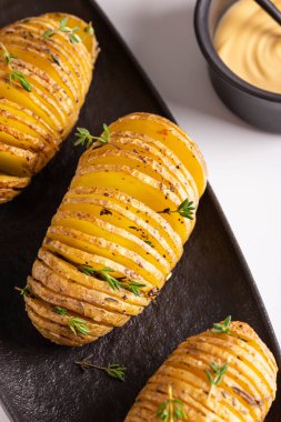 Kekik, biber ve soslu ızgara patates.