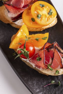 Akşam yemeği için domatesli jambon.