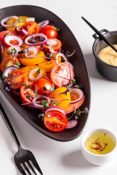 Dîner Avec Salade Aux Tomates Oignon — Photo