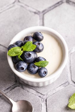 Tatlı tatlı vanilyalı panna cotta yaban mersinli
