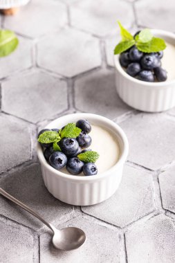 Tatlı tatlı vanilyalı panna cotta yaban mersinli
