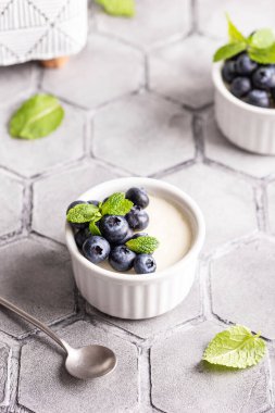 Tatlı tatlı vanilyalı panna cotta yaban mersinli